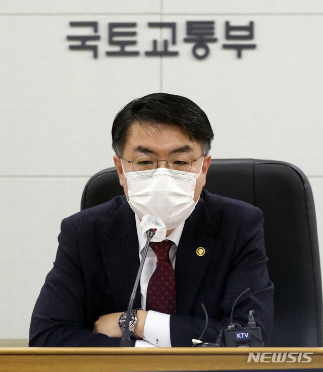 [세종=뉴시스]강종민 기자 = 윤성원 국토교통부 1차관과 지방자치단체 관계자들이 24일 오전 정부세종청사에서 대도시권 주택공급 확대를 위한 신규 공공택지 추진계획을 발표하고 있다. 2021.02.24. ppkjm@newsis.com