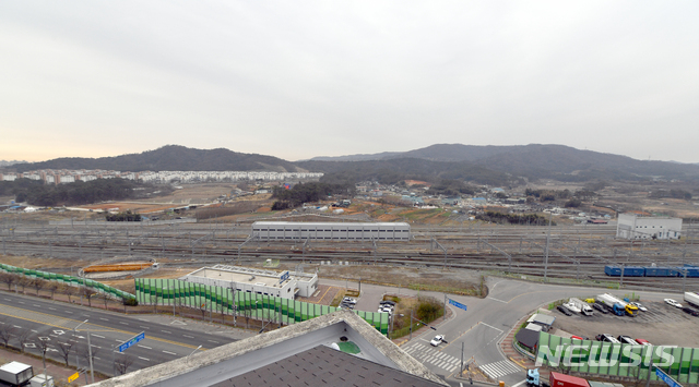 [광주=뉴시스]류형근 기자 = 정부가 발표한 신규 공공택지 1차 입지로 광주 산정(168만㎡)지역 등이 선정된 가운데 24일 오전 광산구 산정동 하남역 인근 부지. 정부는 광주형 일자리 사업과 연계한 주택 1만3000호 공급을 목표로 하고 있다. 2021.02.24. hgryu77@newsis.com