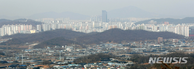 [광명=뉴시스]이윤청 기자 = 6번째 3기 신도시로 조성되는 경기 광명시 광명동, 옥길동 일대가 24일 경기 광명시 가학산에서 보이고 있다. 2021.02.24. radiohead@newsis.com