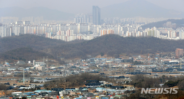 [광명=뉴시스]이윤청 기자 = 6번째 3기 신도시로 조성되는 경기 광명시 광명동, 옥길동 일대가 24일 경기 광명시 가학산에서 보이고 있다. 2021.02.24. radiohead@newsis.com