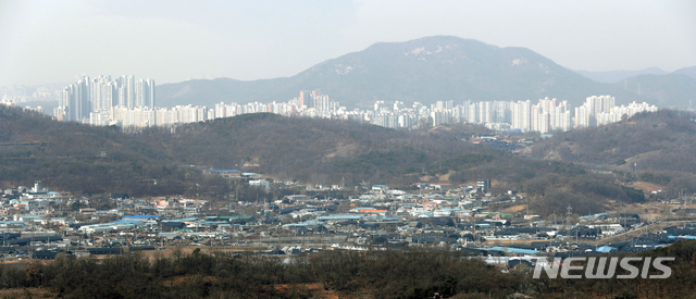 [광명=뉴시스]이윤청 기자 = 6번째 3기 신도시로 조성되는 경기 시흥시 과림동 일대가 24일 경기 광명시 가학산에서 보이고 있다. 2021.02.24. radiohead@newsis.com