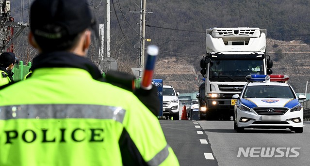 [이천=뉴시스]사진공동취재단 = 24일 경기도 이천시 한 물류센터에 아스트라제네카(AZ) 코로나19 백신이 입고되고 있다. 2021.02.24. photo@newsis.com