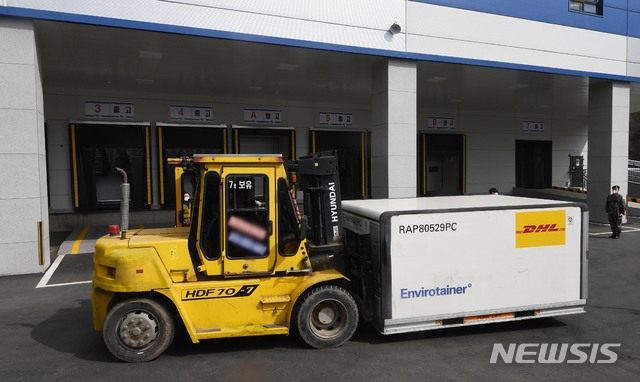 [이천=뉴시스]사진공동취재단 = 아스트라제네카 코로나19 백신 국내 첫 출하가 시작된 24일 경북 안동시 SK바이오사이언스공장에서 출하돼 경기도 이천 물류센터에서 관계자들이 지게차를 이용해 백신을 창고로 옮기고 있다. 이날 물류센터에 도착한 백신은 정부가 계약한 75만명분의 일부인 15만명 분으로 하루 뒤인 25일부터 전국 각지 보건소와 요양병원으로 순차적으로 운송될 예정이다. 2021.02.24. photo@newsis.com