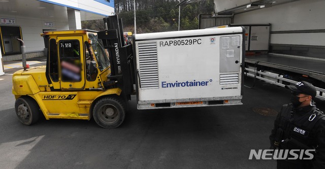 [이천=뉴시스] 사진공동취재단 = 24일 경북 안동시 SK바이오사이언스공장에서 출하돼 경기도 이천 물류센터로 온 아스트라제네카 코로나19 백신이 지게차로 옮겨지고 있다. 2021.02.24. photo@newsis.com