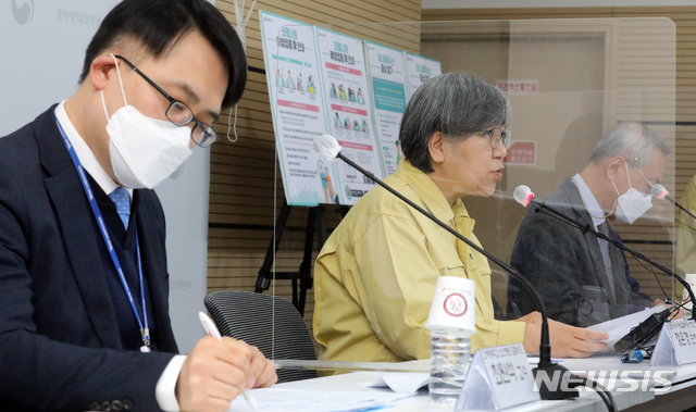 [청주=뉴시스]강종민 기자 = 정은경 중앙방역대책본부장(질병관리청장)과 최원석 고려대 안산병원 감염내과 교수(왼쪽), 김중곤 서울의료원 소아청소년과 교수가 24일 오후 충북 청주 질병관리청에서 신종 코로나바이러스 감염증(코로나19) 예방접종 특집 브리핑을 갖고 있다. 2021.02.24.  ppkjm@newsis.com