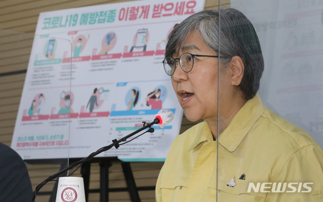 [청주=뉴시스]강종민 기자 = 정은경 코로나19 예방접종 추진단장(질병관리청장)이 지난달 24일 오후 충북 청주 질병관리청에서 예방접종 특집 브리핑을 갖고 있다. 2021.02.24.&nbsp; ppkjm@newsis.com