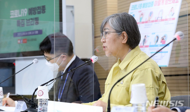 [청주=뉴시스]강종민 기자 = 정은경 중앙방역대책본부장(질병관리청장)과 최원석 고려대 안산병원 감염내과 교수가 24일 오후 충북 청주 질병관리청에서 신종 코로나바이러스 감염증(코로나19) 예방접종 특집 브리핑을 갖고 있다. 2021.02.24. ppkjm@newsis.com