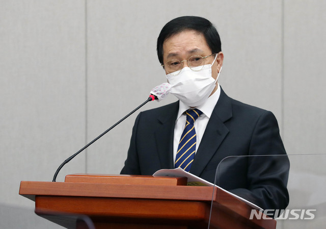 [서울=뉴시스]전진환 기자 = 유영민 청와대 대통령비서실장이 24일 서울 여의도 국회에서 열린 운영위원회 전체회의에 출석해 업무보고를 하고 있다.&nbsp; (공동취재사진) 2021.02.24. photo@newsis.com