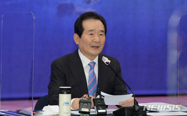 [전주=뉴시스] 김얼 기자 = 정세균 국무총리가 24일 전북 전주시 전북도청 대회의실에서 열린 '제25차 새만금위원회'에 참석해 인사말을 하고 있다. 2021.02.24.pmkeul@newsis.com