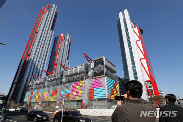 [서울=뉴시스]홍효식 기자 = 24일 서울 영등포구 여의도에 프리 오픈한 서울 시내 최대 규모 백화점 '더현대 서울' 모습. 2021.02.24. yesphoto@newsis.com
