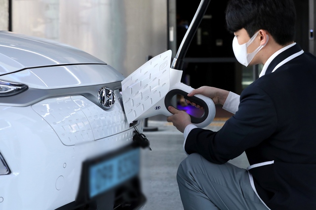 [서울=뉴시스]이윤청 기자 = 국토교통부가 현대자동차에서 제작 판매한 코나 전기차 등 3개 차종 2만6699대에서 배터리 결함이 발견돼 자발적 시정조치(리콜)한다고 밝힌 24일 서울 강동구 현대 EV스테이션 강동에서 한 직원이 코나 전기차량을 충전하고 있다. 2021.02.24. radiohead@newsis.com