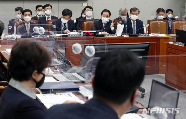 [서울=뉴시스]최동준 기자 = 유영민 대통령 비서실장이 24일 서울 여의도 국회에서 열린 운영위원회 전체회의에서 질의에 답변하고 있다. (공동취재사진) 2021.02.24. photo@newsis.com