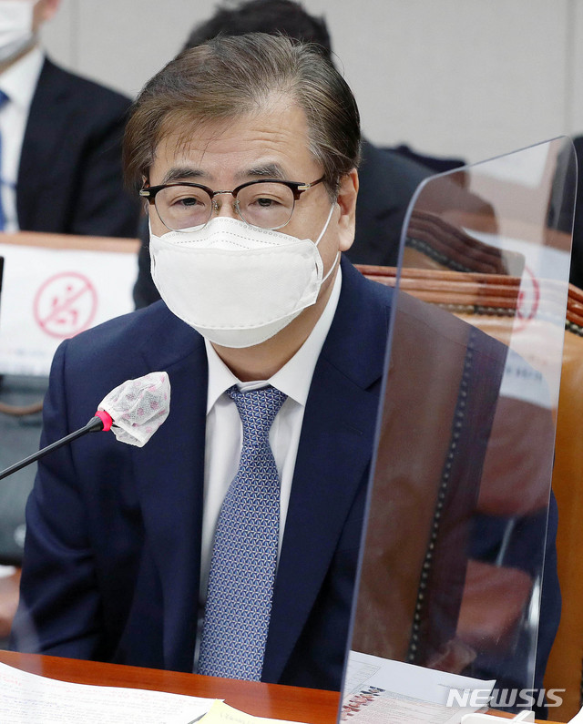 [서울=뉴시스]최동준 기자 = 서훈 청와대 국가안보실장이 24일 서울 여의도 국회에서 열린 운영위원회 전체회의에서 질의에 답변하고 있다. (공동취재사진) 2021.02.24. photo@newsis.com