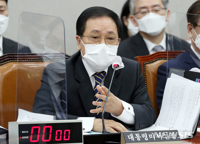 [서울=뉴시스]최동준 기자 = 유영민 대통령 비서실장이 24일 서울 여의도 국회에서 열린 운영위원회 전체회의에서 질의에 답변하고 있다. (공동취재사진) 2021.02.24. photo@newsis.com