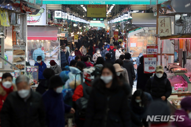 [서울=뉴시스]고승민 기자 = 정월대보름을 이틀 앞둔 24일 서울 망원시장이 시민들로 북적하다. 2021.02.24. kkssmm99@newsis.com