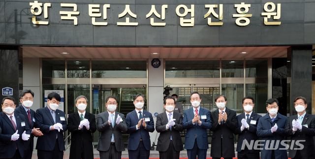 [전주=뉴시스]김얼 기자 = 정세균(가운데) 국무총리와 송하진 전북도지사를 비롯한 관계자들은 24일 전북 전주시 한국탄소산업진흥원에서 열린 개원식에 참석해 기념촬영을 하고 있다. 2021.02.24. pmkeul@newsis.com