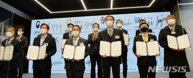 [전주=뉴시스]김얼 기자 = 정세균(가운데) 국무총리가 24일 전북 전주시 한국탄소산업진흥원에서 열린 개원식에 참석해 기업 대표들과 기념촬영을 하고 있다. 2021.02.24. pmkeul@newsis.com