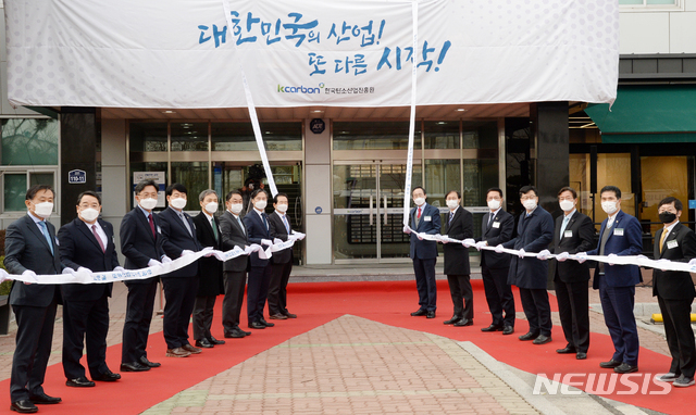[전주=뉴시스]김얼 기자 = 정세균(가운데) 국무총리와 송하진 전북도지사를 비롯한 관계자들은 24일 전북 전주시 한국탄소산업진흥원에서 열린 개원식에 참석해 현판식을 갖고 기념촬영을 하고 있다. 2021.02.24. pmkeul@newsis.com