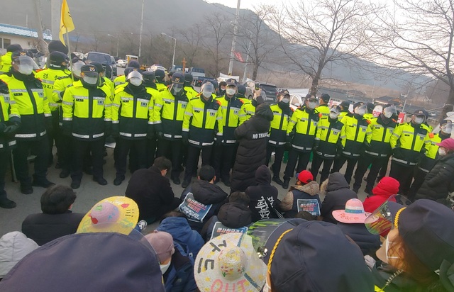 긴장감 감도는 성주 사드기기 입구 (사진=소성리 종합상황실 제공) *재판매 및 DB 금지