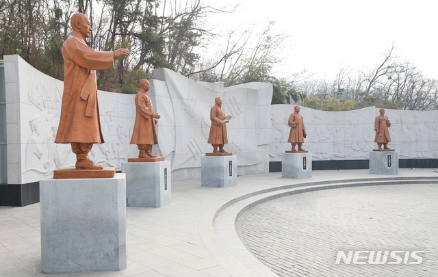 [청주=뉴시스]강신욱 기자 = 충북 청주시 상당구 수동 삼일공원에는 기미독립선언서에 서명한 민족대표 33인 중 충북 출신 독립유공자의 동상이 건립돼 있다. 왼쪽부터 신홍식·권동진·손병희·권병덕·신석구 선생. 2021.02.25. ksw64@newsis.com 