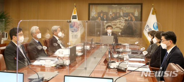 [서울=뉴시스] 이주열 한국은행 총재가 25일 오전 서울 중구 한국은행에서 열린 금융통화위원회 본회의에서 회의를 주재하고 있다. (사진=한국은행 제공) 2021.02.25. photo@newsis.com 