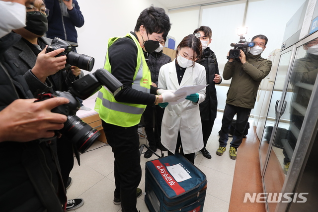 [청주=뉴시스] 조성현 기자 = 신종 코로나바이러스 감염증(코로나19) 백신 접종을 하루 앞둔 25일 오전 충북 청주시 상당보건소 관계자가 금일 도착한 아스트라제네카 백신의 인수인계 절차를 밟고 있다. 2021.02.25. jsh0128@newsis.com