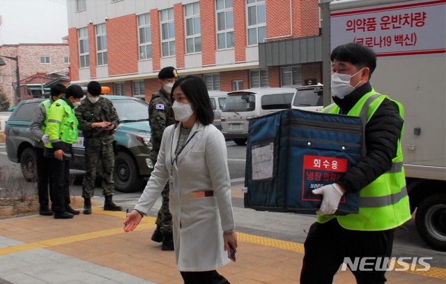 [충주=뉴시스]이병찬 기자 = 경기 이천 물류센터에서 출발해 25일 오전 충북 충주시 보건소에 도착한 코로나19 백신을 운송요원들이 이송하고 있다. 2021.02.25. bclee@newsis.com