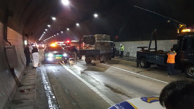 [창원=뉴시스] 강경국 기자 = 경남 창원시 의창구 북면 지개리 남해고속도로 창원 2터널 출구지점에서 25일 오전 7중 추돌사고가 발생해 119 구조대원들이 구조 활동을 하고 있다. (사진=창원소방본부 제공). 2021.02.25. photo@newsis.com *재판매 및 DB 금지