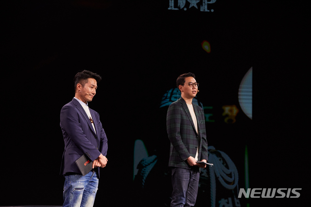 [서울=뉴시스]배종병·이기오 넷플릭스 시리즈 부문 디렉터가 25일 온라인으로 열린 넷플릭스 로드쇼 'See What's Next Korea 2021'에서 공개 예정인 오리지널 시리즈를 소개하고 있다. (사진=넷플릭스 제공) 2021.02.25. photo@newsis.com