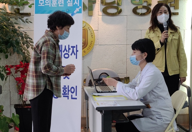 [르포]제1호 접종대상자 따라가봤다, 익산 모의접종 현장