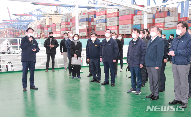 [창원=뉴시스] 홍정명 기자= 김경수 경남도지사가 25일 오후 부산신항 다목적부두에 정박한 한나라호 선상에서 열린 '동남권 메가시티 구축 전략 보고'에서 경제공동체 전략을 중심으로 발표하고 있다.(사진=경남도 제공) 2021.02.25. photo@newsis.com