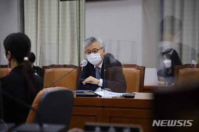 [세종=뉴시스]국회 세종의사당 건립 관련 질문하는 홍성국 국회의원. 2021.02.25.(사진=홍성국 국회의원실)