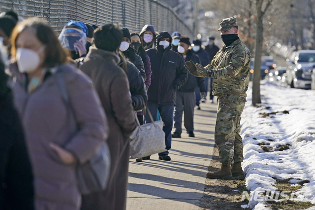 [뉴욕=AP/뉴시스]지난달 24일(현지시간) 미국 뉴욕에서 신종 코로나바이러스 감염증(코로나19) 백신을 접종하기 위해 사람들이 줄을 서 있다. 2021.03.02.