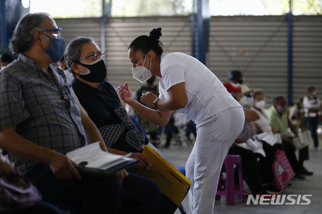 [멕시코시티=AP/뉴시스]지난 2월24일(현지시간) 멕시코 수도 멕시코시티의 이스타칼코 자치구에서 한 남성이 코로나19 백신을 접종하고 있다. 2021.05.03.