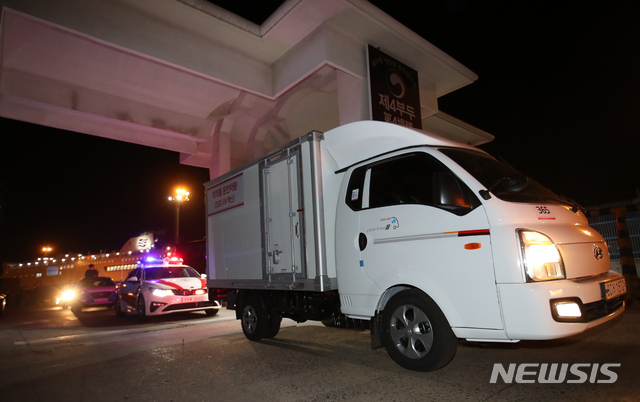 [제주=뉴시스]우장호 기자 = 아스트라제네카(AZ) 백신 수송이 시작된 25일 오전 제주시 건입동 제주항 4부두에서 코로나19 제주도민 접종분(3900회분) 백신을 실은 수송차가 첫 배송지인 제주시보건소로 이동하고 있다. 2021.02.25. woo1223@newsis.com