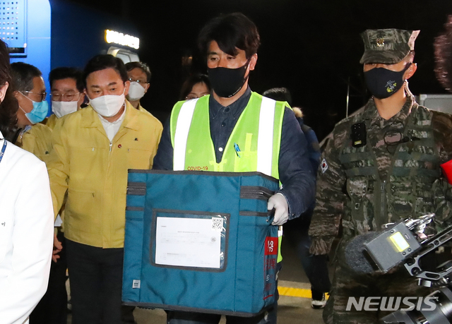 [제주=뉴시스]우장호 기자 = 아스트라제네카(AZ) 백신 수송이 시작된 25일 오전 제주시 건입동 제주항 4부두에서 코로나19 제주도민 접종분(3900회분) 백신을 실은 수송차가 첫 배송지인 제주시보건소로 이동하고 있다. 2021.02.25. woo1223@newsis.com