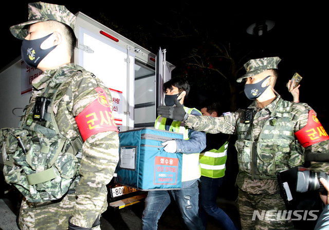 [제주=뉴시스]우장호 기자 = 아스트라제네카(AZ) 백신 수송이 시작된 25일 오전 제주시 건입동 제주항 4부두에서 코로나19 제주도민 접종분(3900회분) 백신을 실은 수송차가 첫 배송지인 제주시보건소로 이동하고 있다. 2021.02.25. woo1223@newsis.com