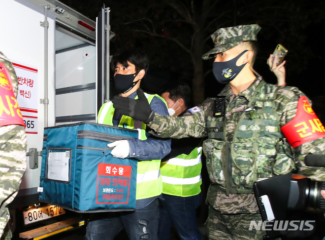 [제주=뉴시스]우장호 기자 = 아스트라제네카(AZ) 백신 수송이 시작된 25일 오전 제주시 건입동 제주항 4부두에서 코로나19 제주도민 접종분(3900회분) 백신을 실은 수송차가 첫 배송지인 제주시보건소로 이동하고 있다. 2021.02.25. woo1223@newsis.com