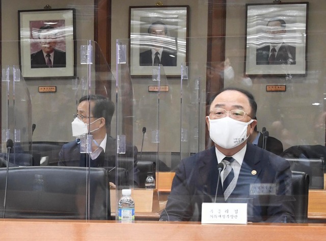 [서울=뉴시스]홍남기 부총리 겸 기획재정부 장관이 25일 서울 여의도 한국수출입은행에서 '제5차 혁신성장 BIG3 추진회의'를 주재하고 있다. (사진=기획재정부 제공) 2021.02.25. photo@newsis.com 