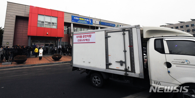[수원=뉴시스]사진공동취재단 = 25일 오전 경기도 수원시 권선구 보건소에 아스트라제네카 백신을 실은 운송 트럭이 도착하고 있다. 이곳에 도착한 백신은 500명에게 접종할 수 있는 분량이다. 2021.02.25. photo@newsis.com