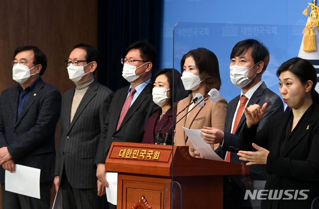 [서울=뉴시스]김진아 기자 = 국민의힘 부산의원들이 25일 오전 국회 소통관에서 ‘가덕공항’ 반대하는 국토부를 비판하고 부산특별광역시법을 공동 발의하는 기자회견을 갖고 있다. (공동취재사진) 2021.02.25. photo@newsis.com