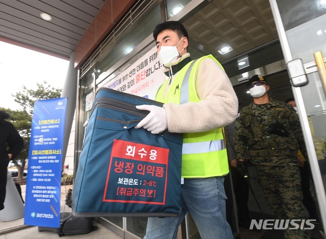 [수원=뉴시스]사진공동취재단 = 경기도 이천 물류센터에서 출발한 아스트라제네카 백신이 25일 오전 경기도 수원시 권선구보건소에서 도착하여 이송을 마친 뒤 다음 배송지역으로 출발하고 있다. 2021.02.25. photo@newsis.com