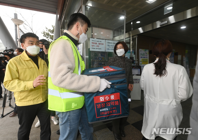 [수원=뉴시스]사진공동취재단 = 경기도 이천 물류센터에서 출발한 아스트라제네카 백신이 25일 오전 경기도 수원시 권선구보건소에 도착하고 있다. 2021.02.25. photo@newsis.com