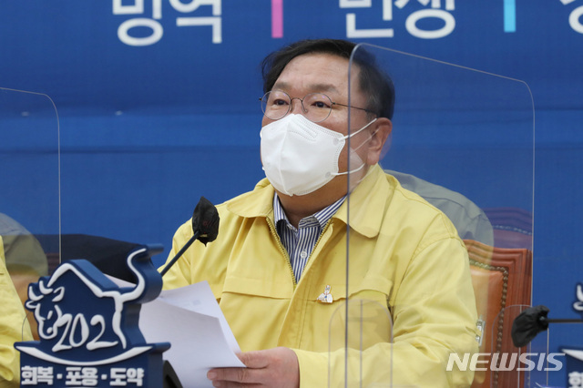 [서울=뉴시스]전진환 기자 = 김태년 더불어민주당 원내대표가 25일 서울 여의도 국회에서 열린 정책조정회의에 참석해 발언하고 있다. (공동취재사진) 2021.02.25. photo@newsis.com