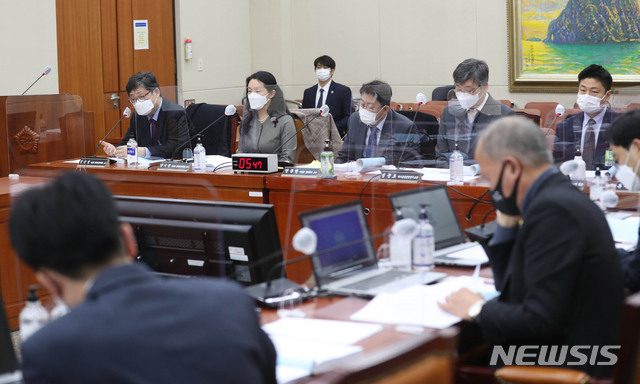 [서울=뉴시스]김진아 기자 = 정순섭(왼쪽) 서울대 법학전문대학원 교수가 25일 서울 여의도 국회 정무위원회 전체회의에서 전자금융거래법 개정안에 관한 공청회에서 발언을 하고 있다. 왼쪽부터 정순섭 서울대 법학전문대학원 교수, 양기진 전북대 법학전문대학원 교수, 안동현 서울대 경제학부 교수, 정중호 하나금융경영연구소장, 류영준 핀테크산업협회장. (공동취재사진) 2021.02.25. photo@newsis.com