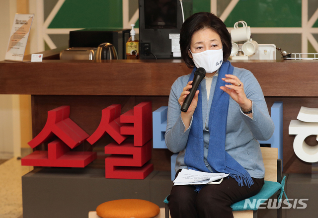 [서울=뉴시스]김진아 기자 = 박영선 더불어민주당 서울시장 예비후보가 25일 서울 강남구 소셜벤처허브센터를 방문해 입주사 대표들과 간담회를 갖고 인사말을 하고 있다. (공동취재사진) 2021.02.25. photo@newsis.com