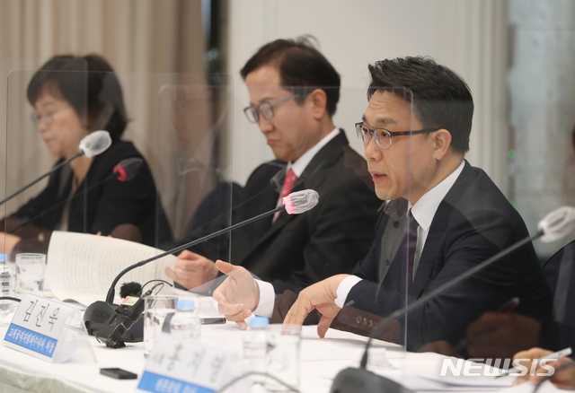 [서울=뉴시스]고승민 기자 = 김진욱 고위공직자범죄수사처장이 25일 서울 프레스센터에서 열린 관훈포럼에서 기조연설을 하고 있다. 2021.02.25. kkssmm99@newsis.com