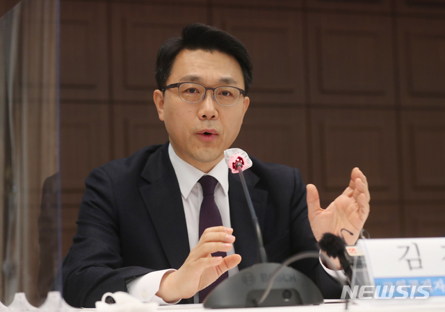 [서울=뉴시스]고승민 기자 = 김진욱 고위공직자범죄수사처장이 25일 서울 프레스센터에서 열린 관훈포럼에서 기조연설을 하고 있다. 2021.02.25. kkssmm99@newsis.com