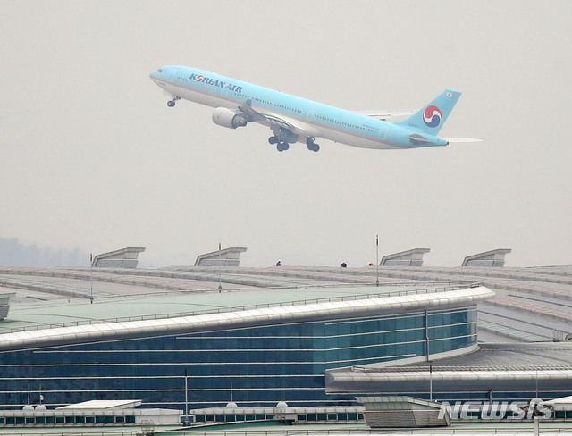 [인천공항=뉴시스]박미소 기자 = 오는 26일 국내에 처음 도입되는 화이자 신종 코로나바이러스(코로나19) 감염증 백신을 실을 화물기가 25일 오전 인천국제공항 계류장에서 이륙하고 있다. 2021.02.25. misocamera@newsis.com