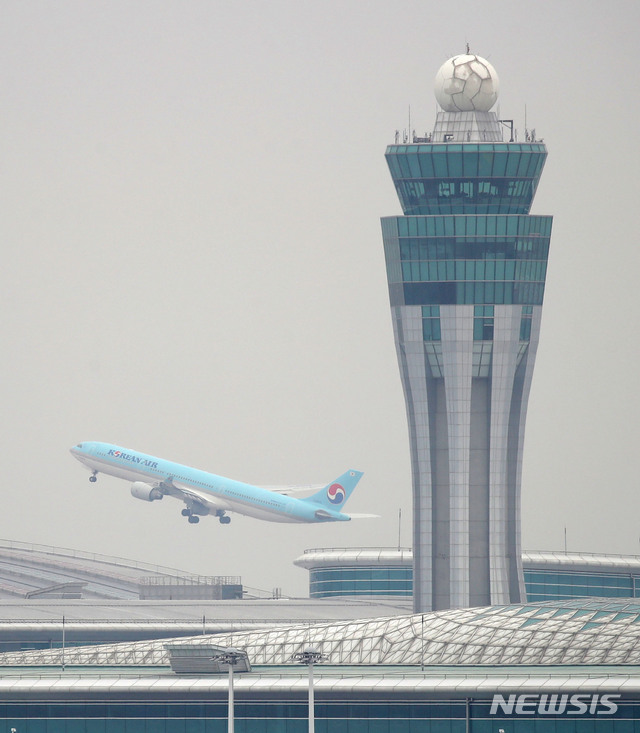 [인천공항=뉴시스]박미소 기자 = 오는 26일 국내에 처음 도입되는 화이자 신종 코로나바이러스(코로나19) 감염증 백신을 실을 화물기가 25일 오전 인천국제공항 계류장에서 이륙하고 있다. 2021.02.25. misocamera@newsis.com